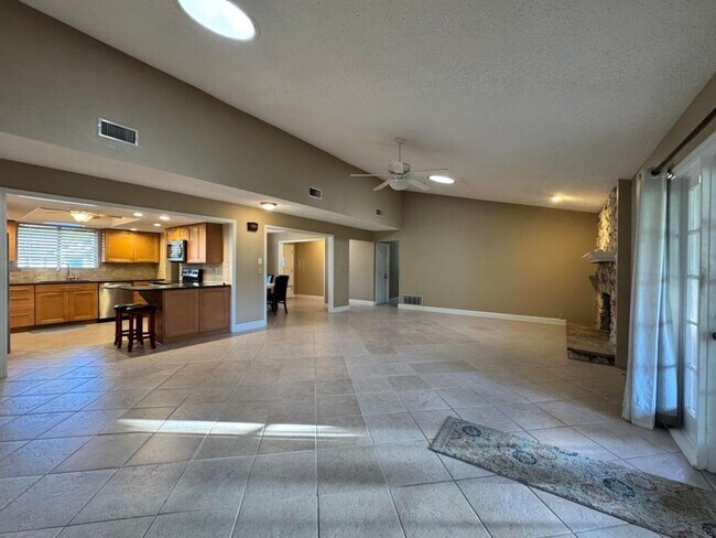 Building Photo - 3/2 in Pelican Bay