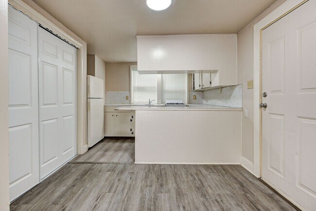 Foto del edificio - Charming Home Near Midtown: Wood Flooring ...