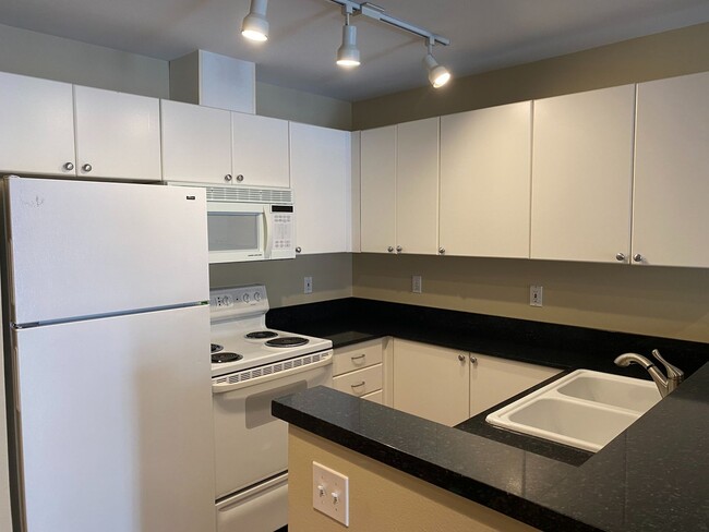 Building Photo - 1 Bed 1 Bath Condo in Seattle - Includes P...