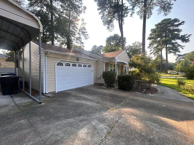 Foto del edificio - Charming 3-Bedroom Ranch on Oversized Corn...