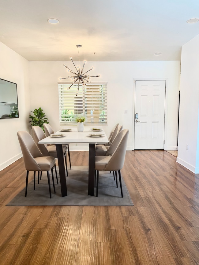 Building Photo - 2 bedroom + 2.5 bath luxurious condo in th...