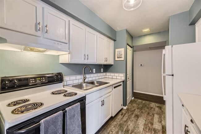 Foto del edificio - 3323 S Monaco St Pkwy
