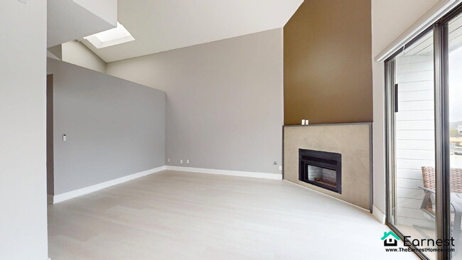 Foto del edificio - Spacious 2-Bedroom Upper-Level Condo in Pr...