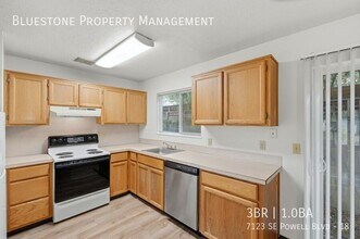 Building Photo - 7123 SE Powell Blvd