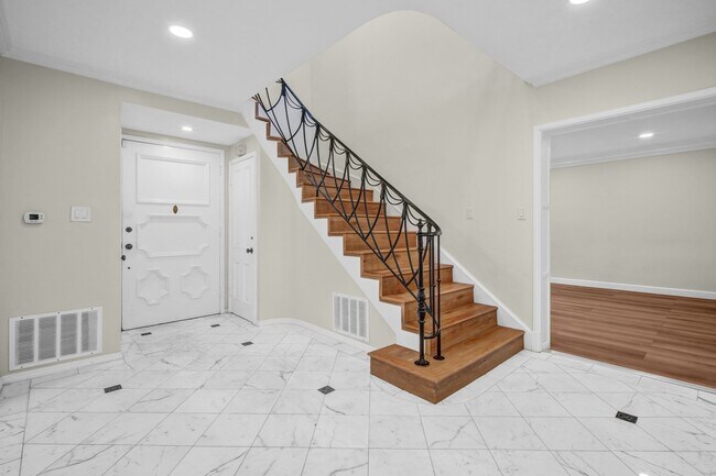 Building Photo - 414 Hilgard Ave