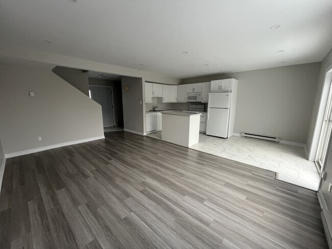 Building Photo - NEWLY RENOVATED TWO BEDROOM SEMI-DETACHED ...