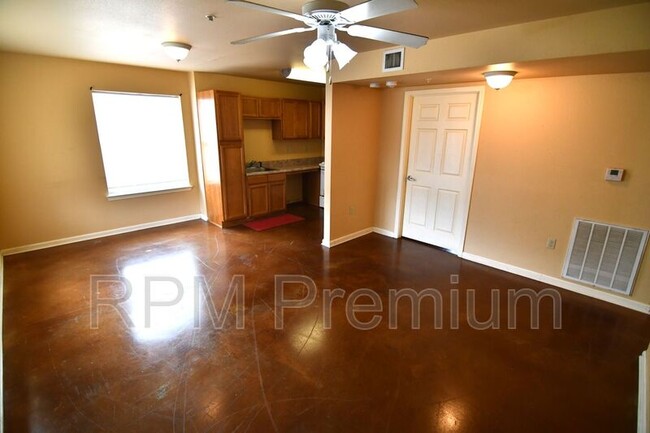 Building Photo - 5691 Villa Ln