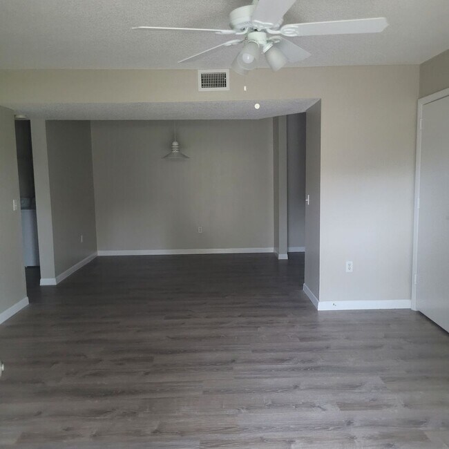 Building Photo - 1/1 condo on ground floor available now in...