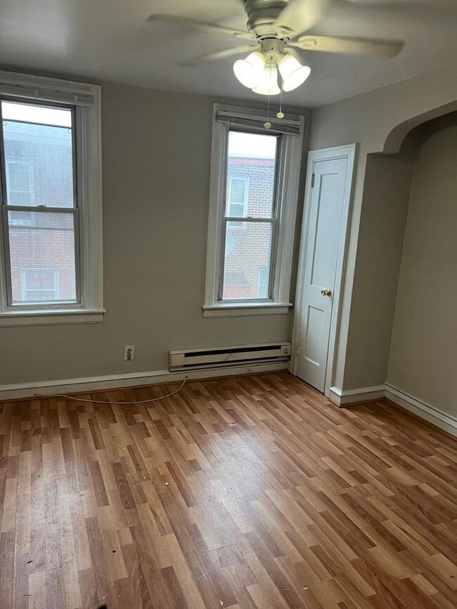Building Photo - 209 W Laveer St