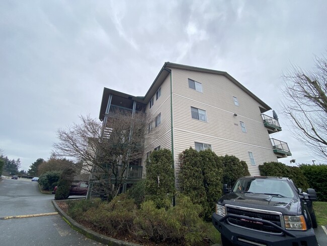 Building Photo - 1900 Bowen Rd