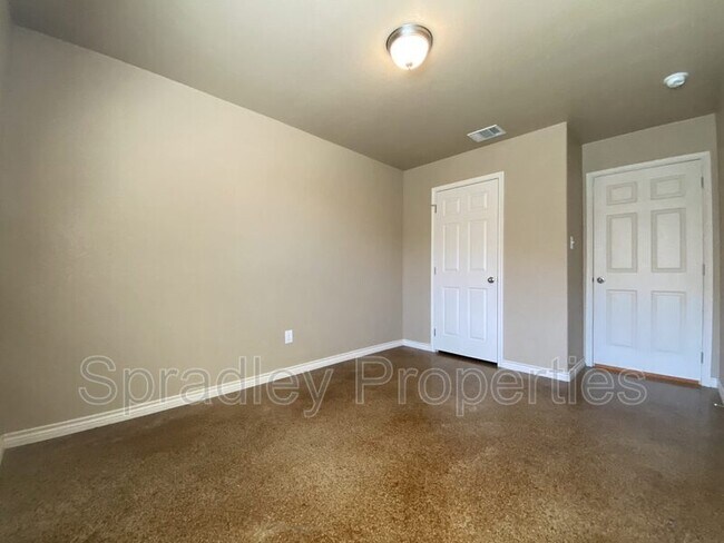 Building Photo - 1549 Kal Ct