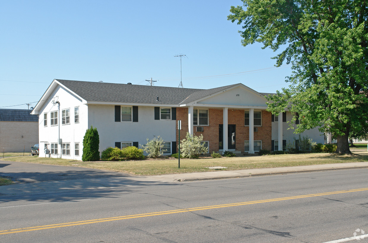 Primary Photo - School Place Apartments