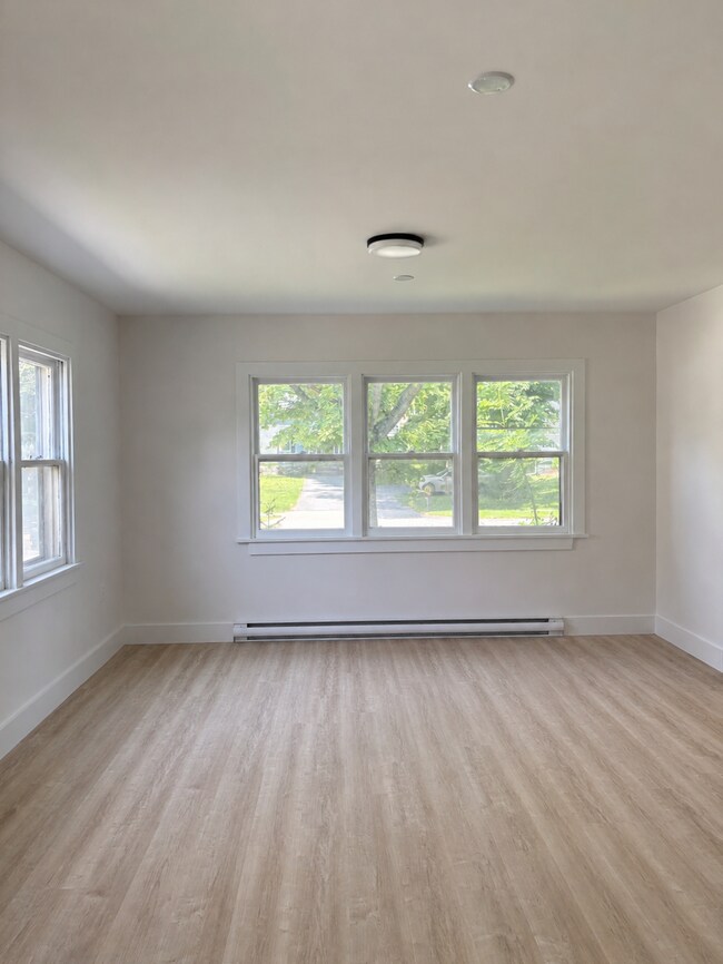 Photo du bâtiment - NEWLY RENOVATED THREE-BEDROOM APARTMENT - 94B PLEASANT STREET