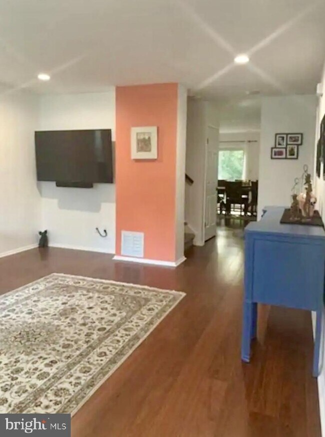 Building Photo - 108 Kingsway Commons