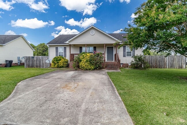 Building Photo - ADORABLE 3 BR, 2 BA W/ FENCED-IN BACKYARD ...