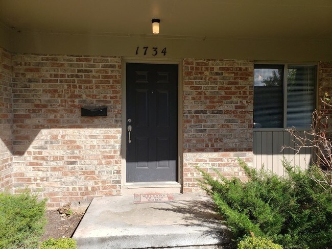 Building Photo - Spacious South KC Townhome-Showing NOW!!