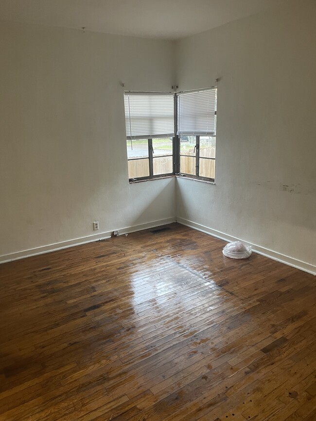 Building Photo - 303 Laser St