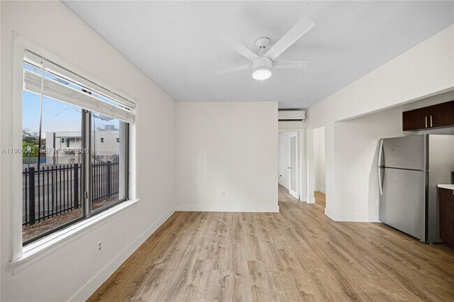 Foto del edificio - 570 NE 69th St