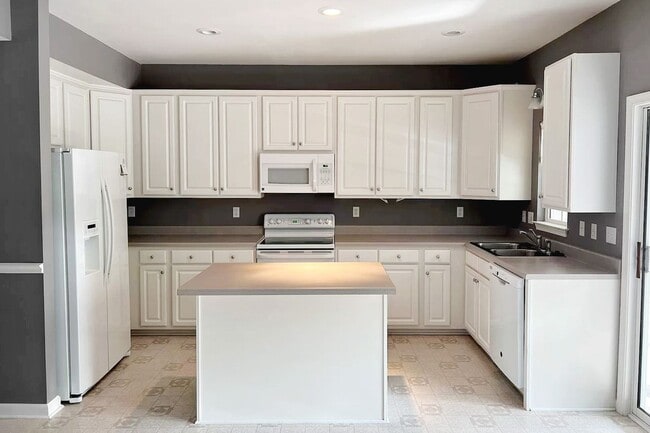 Building Photo - Spacious Briarwood Townhome