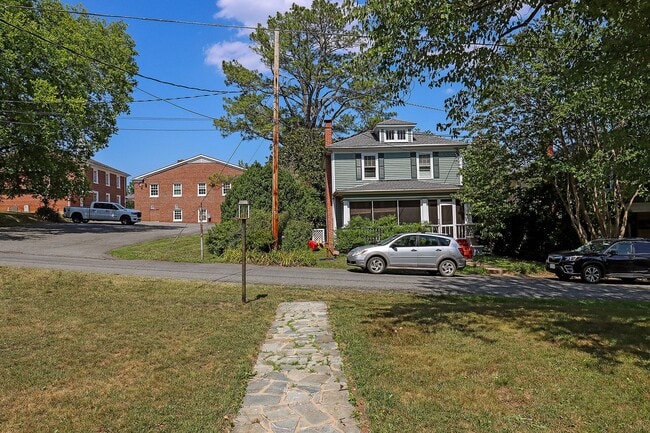 Building Photo - Scottsville Charm! Move-In Ready Home Near Library, Brewery & James River