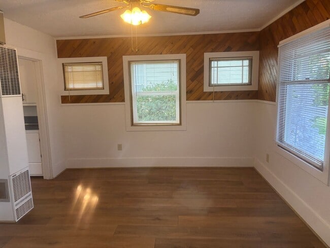 Building Photo - 2 Bedroom 1 Bath single family home