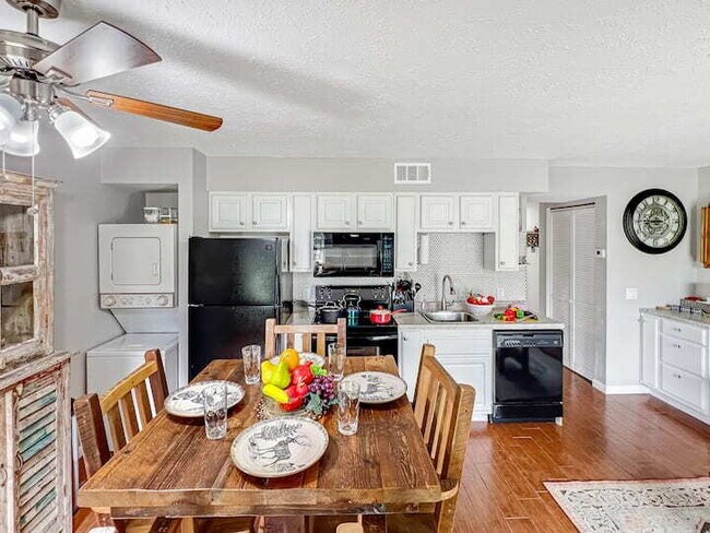 Building Photo - Adorable 1BR - Ground Entry Available FULLY FURNISHED