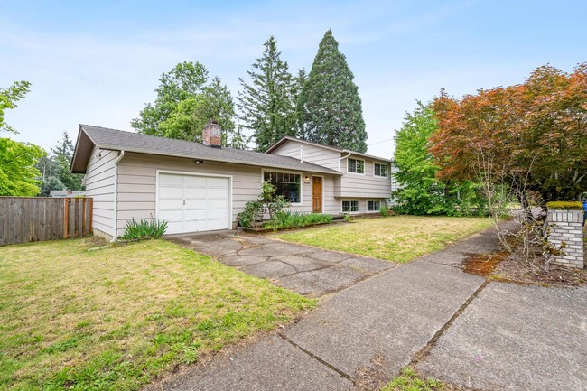 Building Photo - Beautiful, remodeled 3-bdrm/2-bath tri-lev...