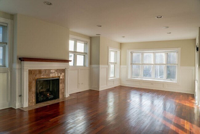 Foto del edificio - Gorgeous 5 Bedroom / 4 Full Bath Home along Chicago River