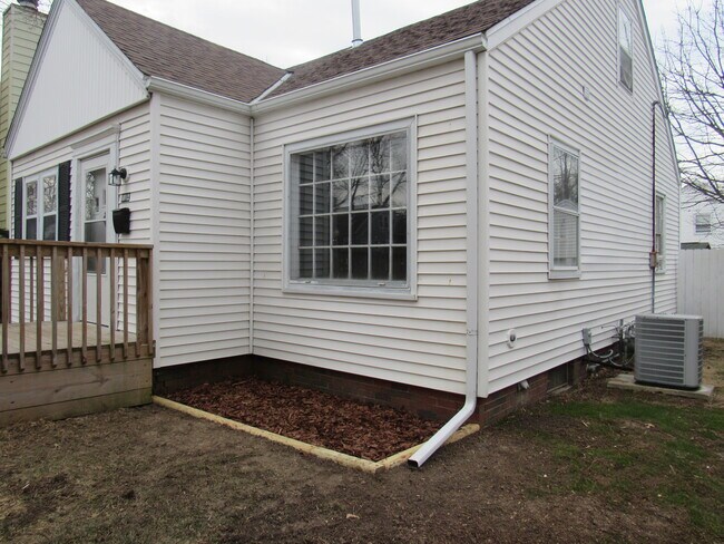 Foto del edificio - 1012 E Elmhurst Ave