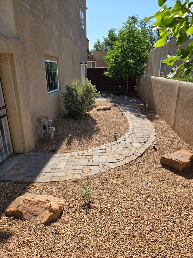Building Photo - Remodeled 2 Bedroom 1 Bath 1 Car Garage with private courtyard in Nob Hill