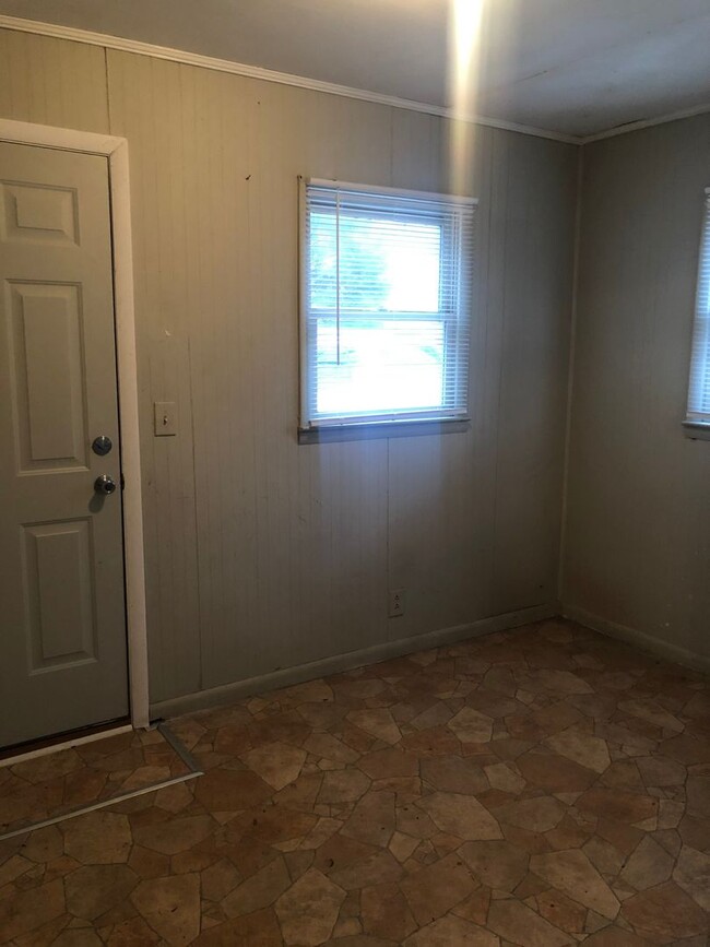 Building Photo - 821 S Leighton Avenue  **MOVE-IN SPECIAL**