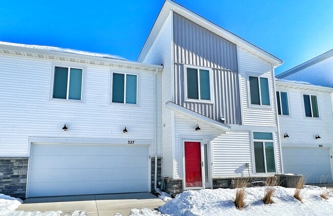 Building Photo - 327 NE Otter Dr