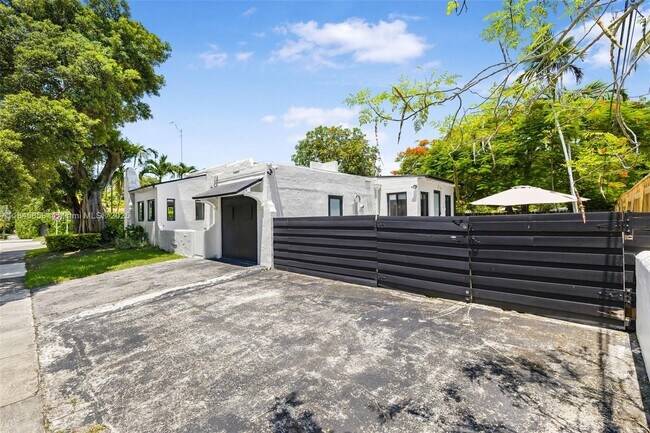 Foto del edificio - 836 NE 82nd St