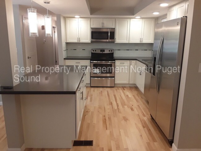 Foto del edificio - 13221 Beverly Park Rd