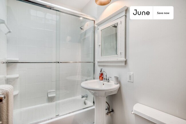 Foto del edificio - 2716 Woodley Pl NW