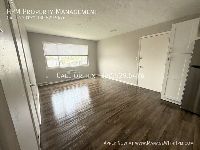 Foto del edificio - 21955 Miles Rd