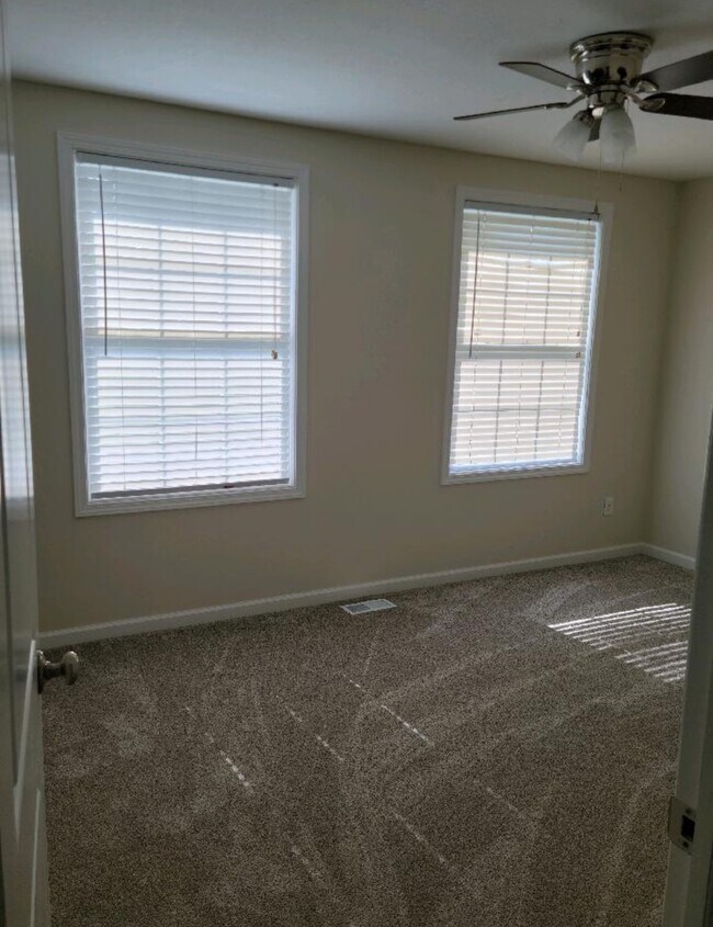 Building Photo - 905 W Estate Dr