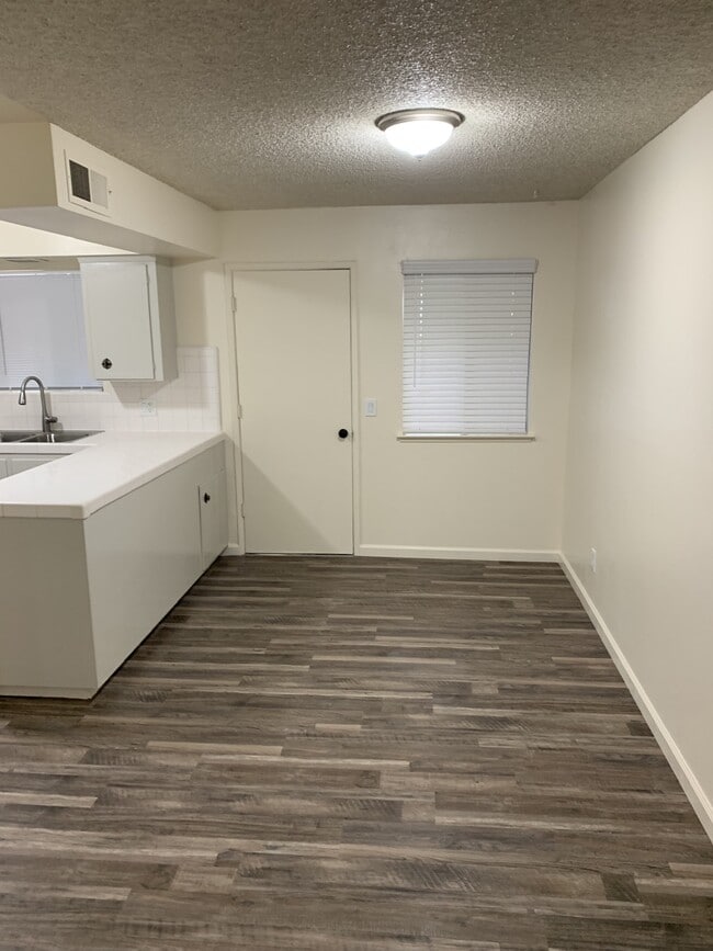 Building Photo - 4921 N Vagedes Ave