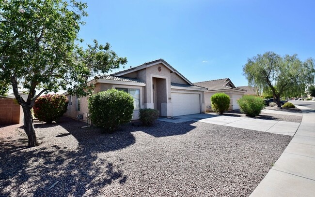 Building Photo - Completely remodeled 4 bed 2 bath home in ...