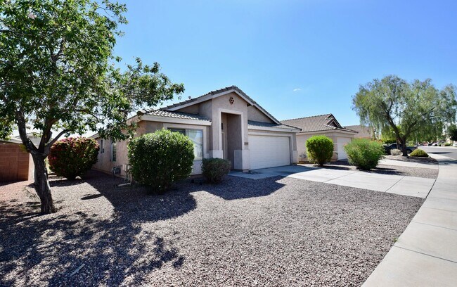 Foto del edificio - Completely remodeled 4 bed 2 bath home in ...