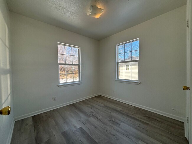 Foto del edificio - 2 bedroom 1 bath duplex available now!