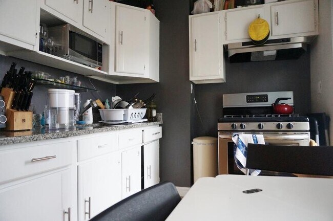 Building Photo - 72 Mozart St