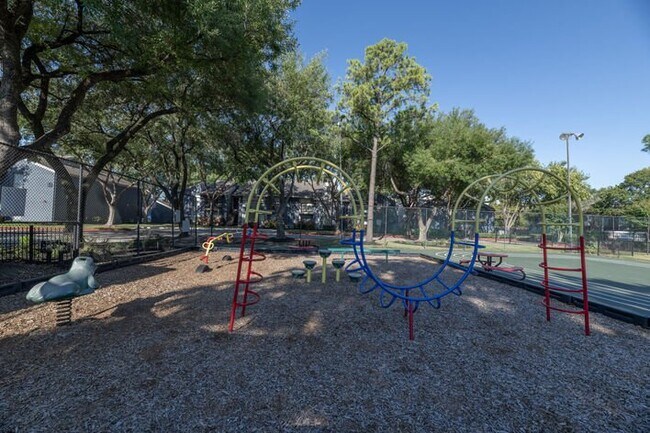 Foto del edificio - 10901 Meadowglen Ln