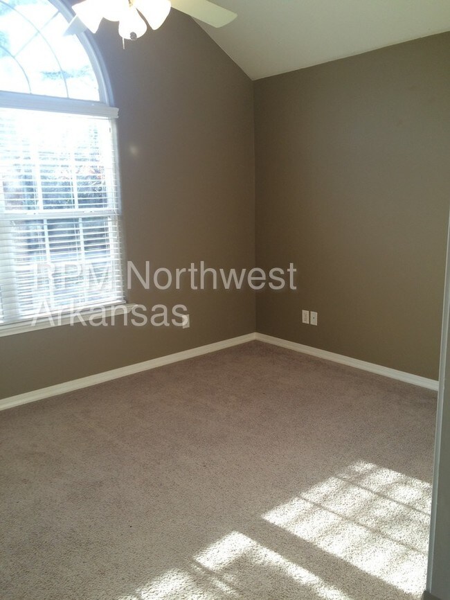 Building Photo - 8 Boreland Ln