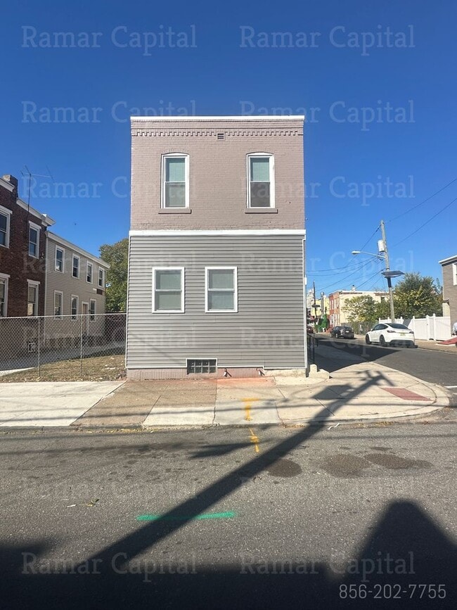 Building Photo - 451 Line St