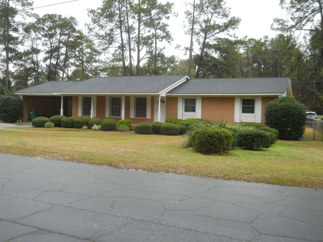 Primary Photo - Cute home off Jerry Jones