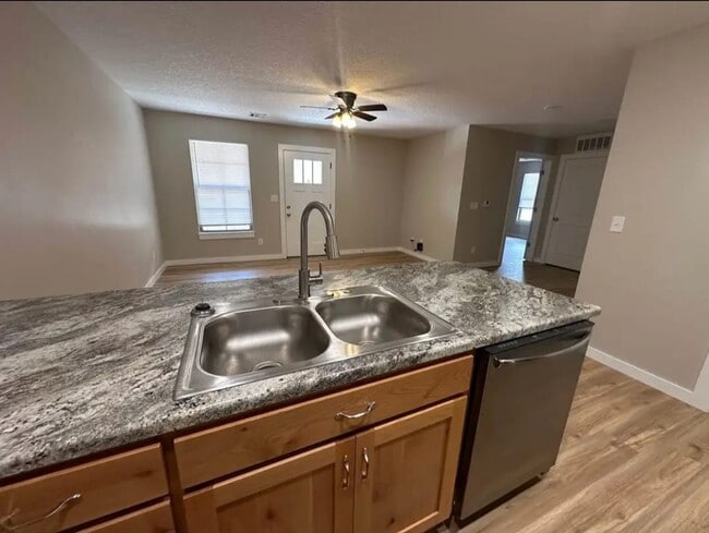 Building Photo - 2 Bedroom at Limestone Estates