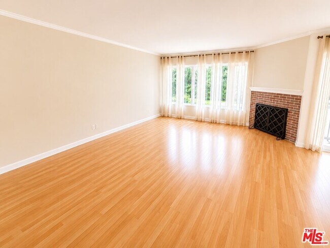 Foto del edificio - 5870 Green Valley Cir