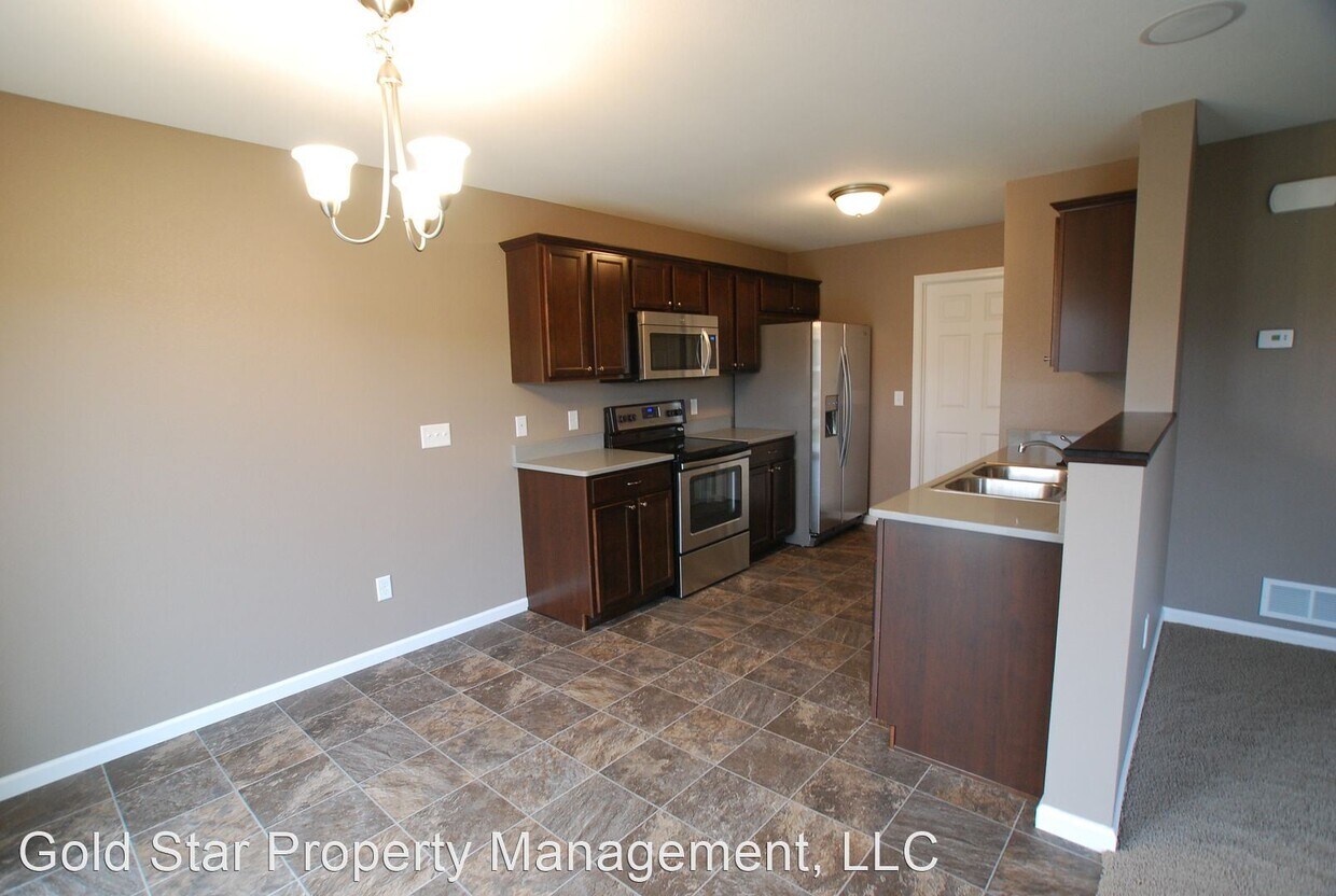 3 br, 2.5 bath House 2818 Douglas Pl SE House Rental in Mandan, ND