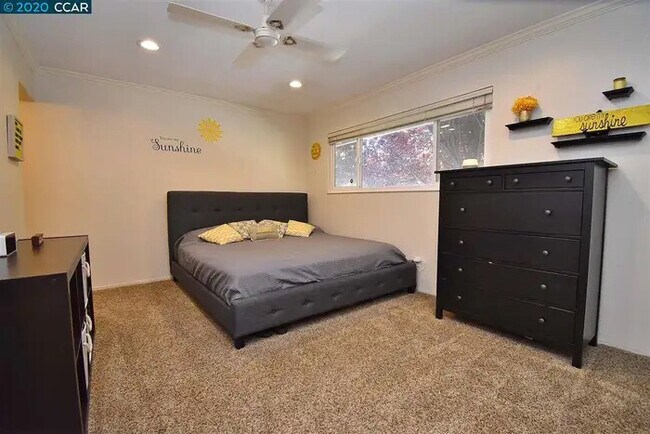 Building Photo - 2940 Cabrillo Dr